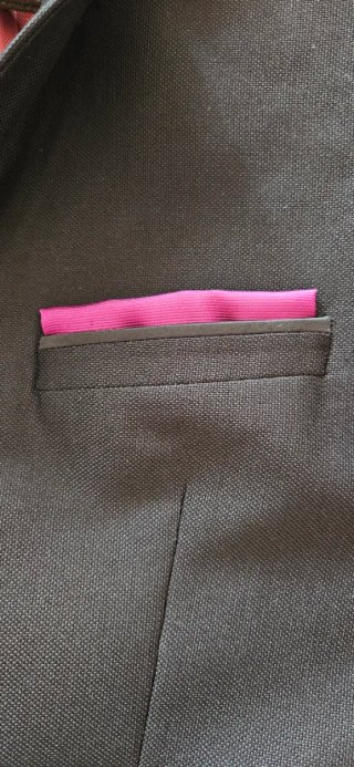 Traje de Novio Negro con Accesorios Morados