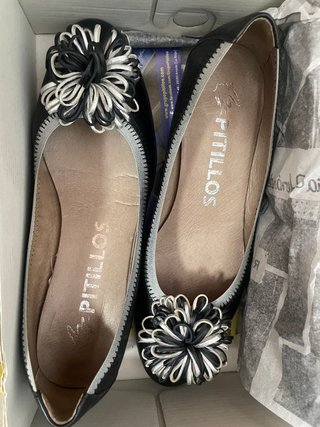 Zapatos Pitillos Negros con Adorno Floral
