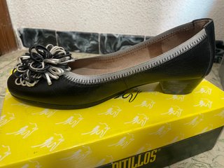 Zapatos Pitillos Negros con Adorno Floral