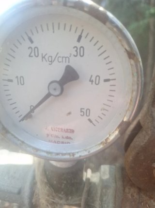 Bomba antigua J. Viteramo con manómetro