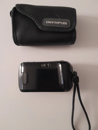 Cámara Olympus con funda