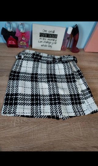 Falda Zara cuadros blanco y negro