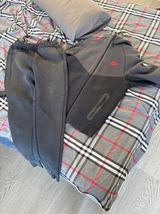 Conjunto Nike Tech Gris y Rojo