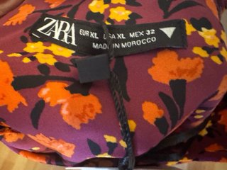 Top floral tirantes corto con botones detras Zara