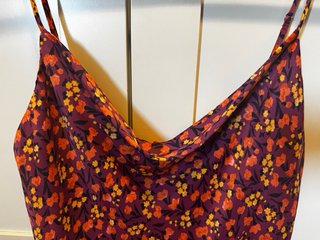Top floral tirantes corto con botones detras Zara
