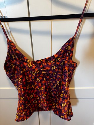 Top floral tirantes corto con botones detras Zara