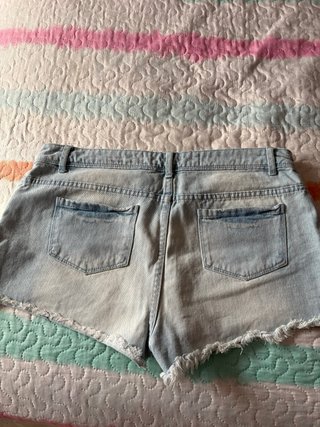 Pantalón corto vaquero desgastado