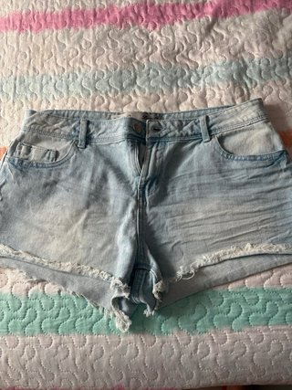 Pantalón corto vaquero desgastado