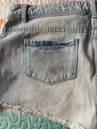Pantalón corto vaquero desgastado