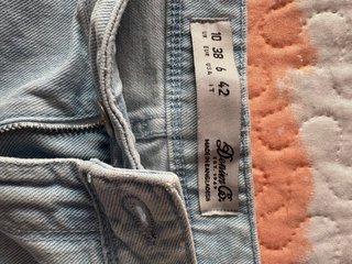 Pantalón corto vaquero desgastado