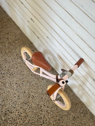 Bicicleta de equilibrio rosa Banwood