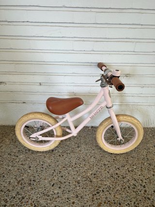 Bicicleta de equilibrio rosa Banwood