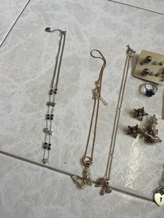 Lotto bijoux donna – collane, orecchini, anello, b