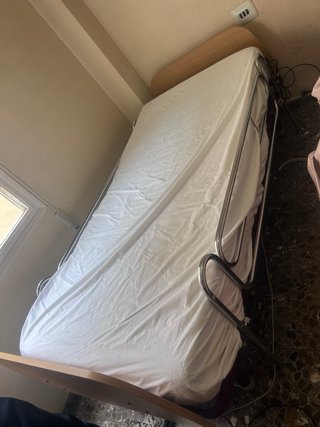 Cama articulada de hospital