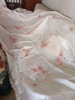 Mantelería bordada con 12 servilletas