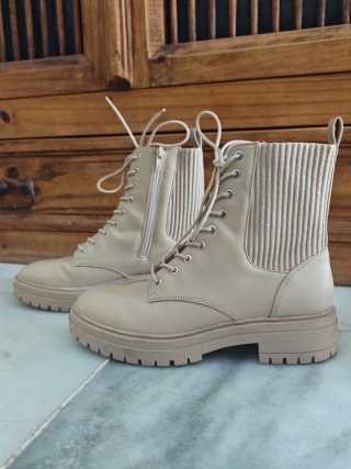 Botines Beige con Cordones y Cremallera