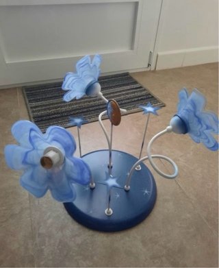 Lámpara de mesa azul con flores de cristal