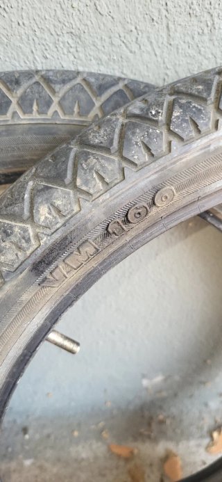 Neumático y cámara de ciclomotor