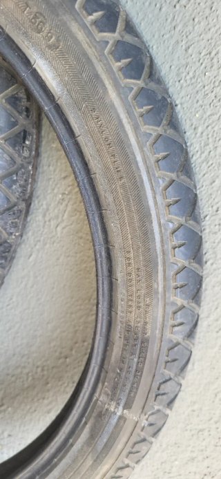 Neumático y cámara de ciclomotor
