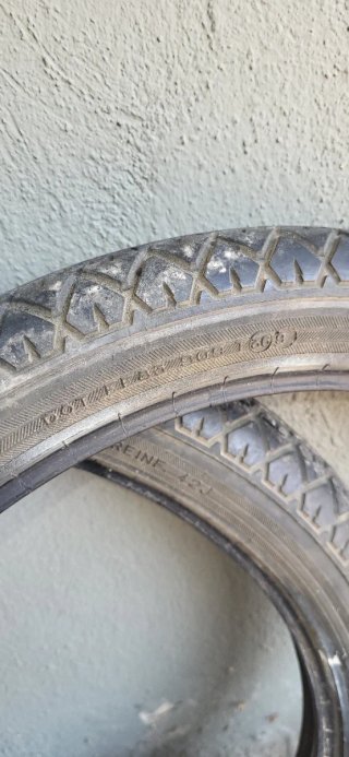 Neumático y cámara de ciclomotor