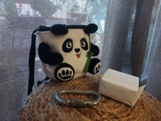 Magnesera Panda con magnesio y mosquetón