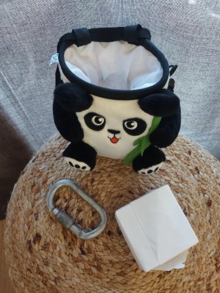 Magnesera Panda con magnesio y mosquetón