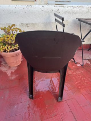 Sillas de plástico marrones