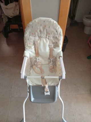 Trona infantil con estampado de triángulos