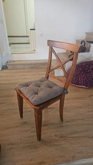 4 Sillas de Madera con Cojín Gris