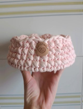 Cesta a ganchillo con base de madera.