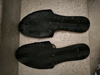 Sandalias Joshua negras bordadas