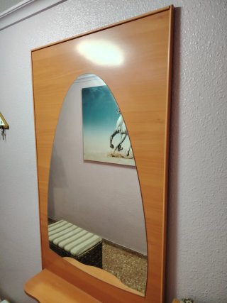 Recibidor de madera con espejo