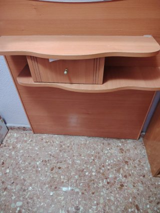 Recibidor de madera con espejo