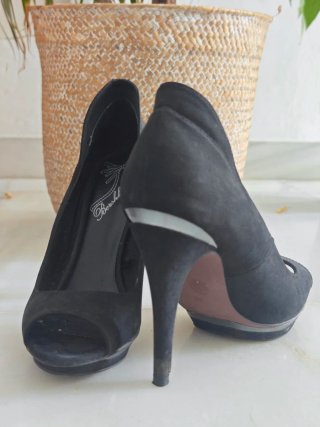Tacones negros peep toe