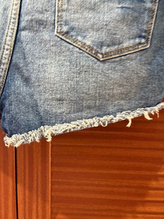Pantalón vaquero corto desgastado