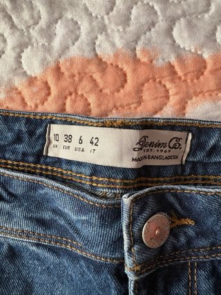 Pantalón vaquero corto desgastado