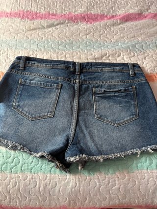 Pantalón vaquero corto desgastado