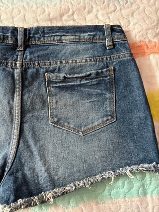 Pantalón vaquero corto desgastado