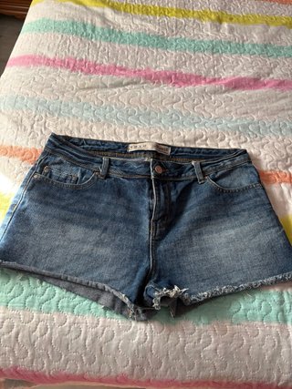 Pantalón vaquero corto desgastado