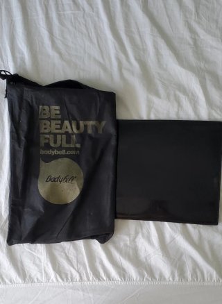 Bolso de mano negro y dorado, sintético, muy plano