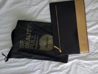 Bolso de mano negro y dorado, sintético, muy plano