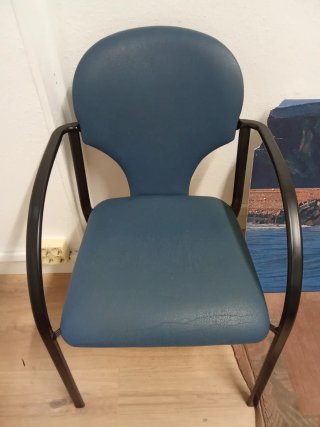 Silla de oficina azul y negra