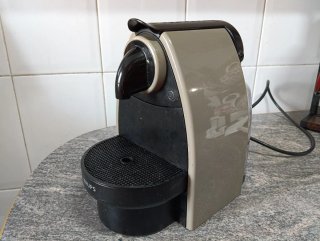 Cafetera Nespresso Beige