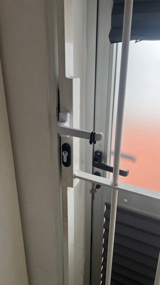 Puerta de seguridad de acero con rejas