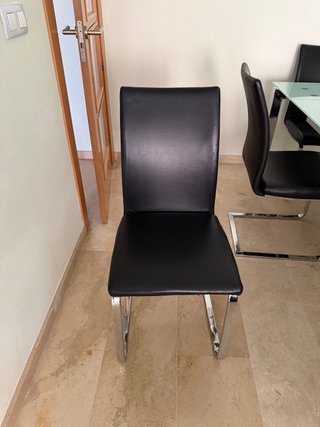 Mesa cristal extensible con 6 sillas negras