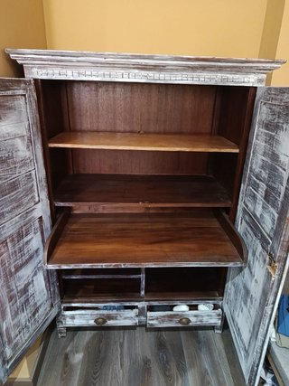 Armario de madera maciza
