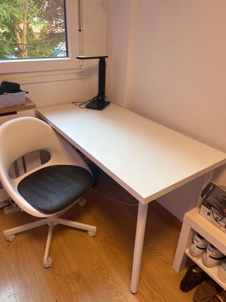 Escritorio blanco con silla y lámpara