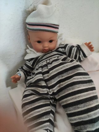 Muñeca con ropa  3 mudas