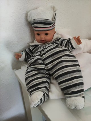 Muñeca con ropa  3 mudas