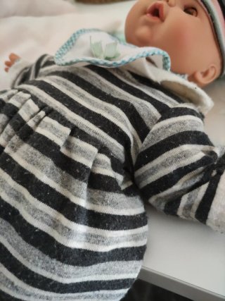Muñeca con ropa  3 mudas